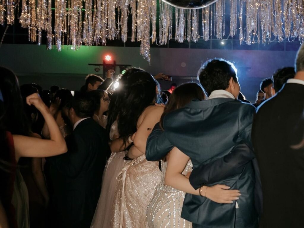 Graduados bailando abrazados bajo cortinas de luces en una fiesta de graduación organizada por membē en Zacatecas